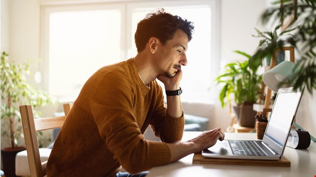 Man vid laptop foto Istock